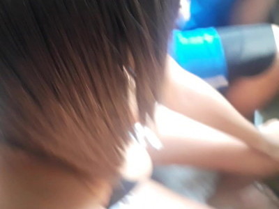 zobacz jak nastolatka obciąga dwóm facetom