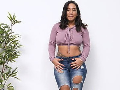 nastolatka przy barze ma mleko w cycach