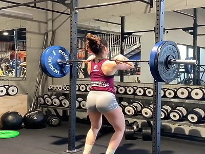 seks krągłą nastolatka pije szampana przed seksem