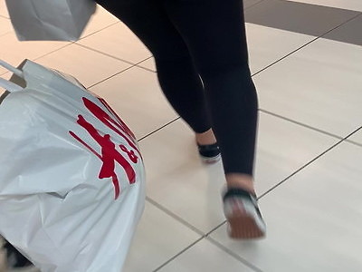 słodka nastolatka w krótkiej spódniczce