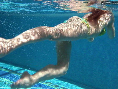 napalona dziewica bawi się swoją wilgotną cipką