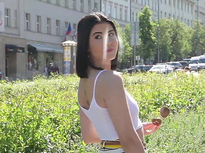 amatorka robi loda i bierze do buzi