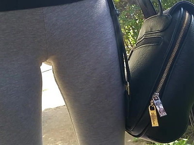 igraszki z młodą laską w salonie