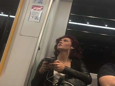 młoda niunia strzela sobie palcówkę na czarnej sofie