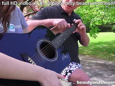 ruda nastolatka z kitkami