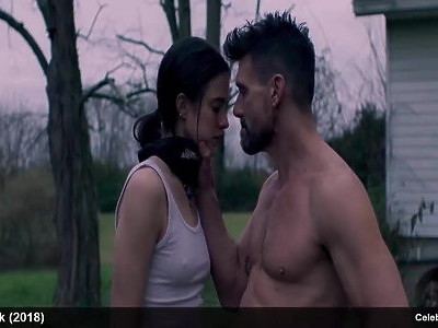 nastka zabawia się na łące