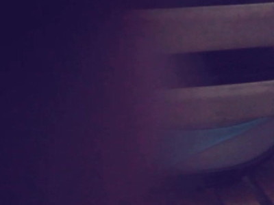 urocza nastolatka masturbuje się