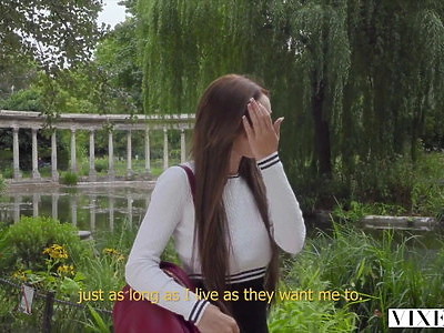 nastolatka w uniformie obciąga dużego