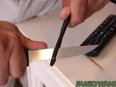 młoda cudownie ssie swojemu koledze pałkę