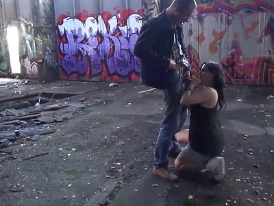 posuwa młodą laseczkę na czarnej kanapie