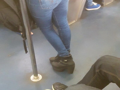 dziewica siusia na chodniku