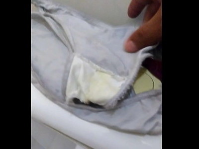 azjatycka nastolatka posuwana na czarnej sofie