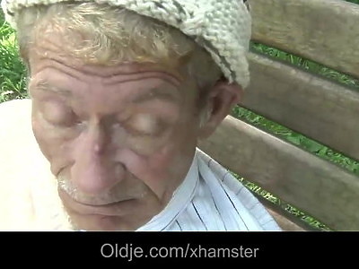 siwiejący tatuś z fajną panienką