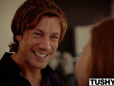 nastolatka z pięknymi oczkami ciągnie sztywnego kutasa