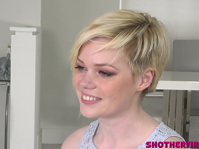 niezła nastolatka przed kamerką internetową