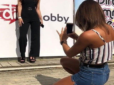 blond nastolatka rozkłada nogi na łożu i się pieści