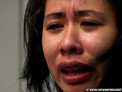 nastolatka liże jego stopy