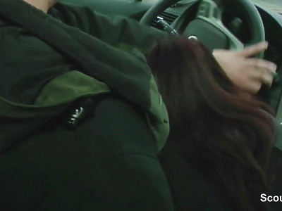 młoda duperka ujeżdża kutasa dziadka