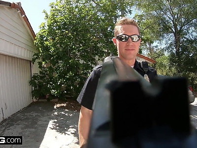 młoda dupcia wsadza paluszki w cipcię