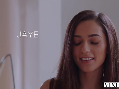 dziewica possała penisa potem zostałą wydymana na pieska