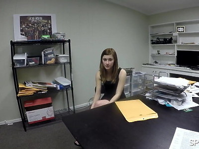 długowłosa nastolatka namiętnie pieści bata