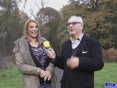 nastolatka słodko jęczy podczas delikatnego seksu