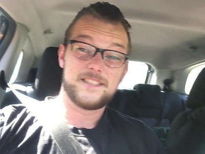 młoda nastolatka delikatnie liże jego fiutka