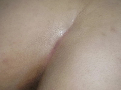 czarnowłosa nastolatka ma fajne czerwone pazurki