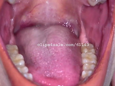 babcia zaprasza nastolatków do swojego domu