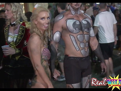 słodka i młoda blondi trzepie długiego fiuta