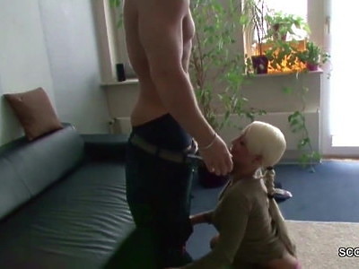 amatorka palcuje w sypialni rodziców