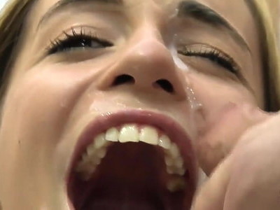 nastolatka o jędrnych piersiach na tarasie