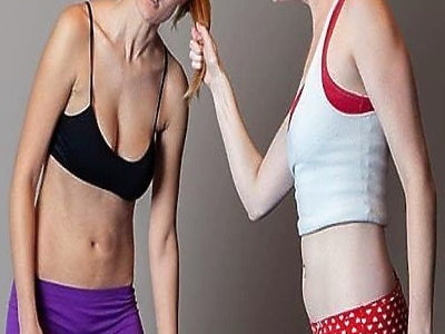 naturalna nastolatka trzepie dwie pałki jednocześnie