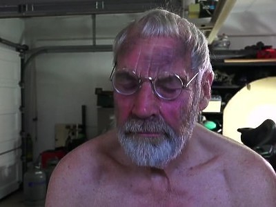 amatorka po raz pierwszy ssie czekoladowego kutasa