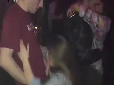 seksowna młoda nastolatka pokazuje cipeczkę