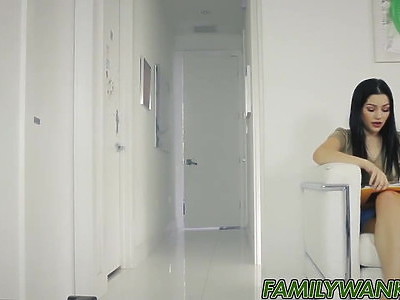 naga nastolatka i jej robótki ręczne