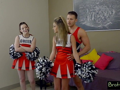 młoda czarnulka liże chuja aż po same jaja