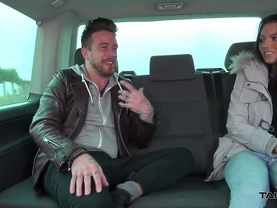 mokra nastolatka z mokrym i niewielkim biustem