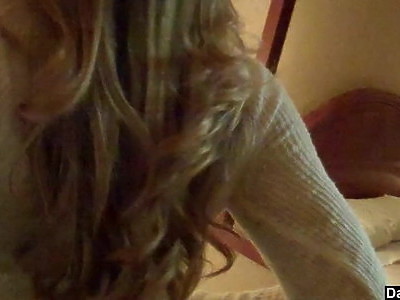 młoda nastolatka lubi igraszki