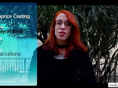 nastolatka w bikini zapięta przez czarnego