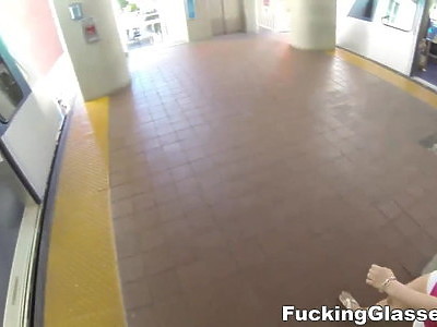 ruda nastolatka kuca przed przystojniakiem