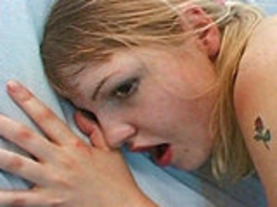 młoda daje dupska w wannie