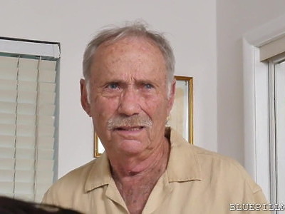 nastolatka w kitkach jest posuwana na skórzanej kanapie