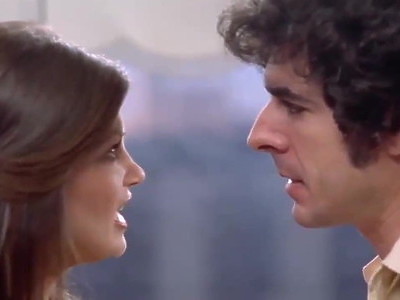 nastolatka się pochyla a on ją dyma od tylca