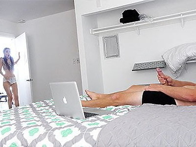 cycata nastolatka masturbuje się przez czerwone majtki