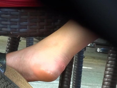 dziewica rozbiera się w mieście