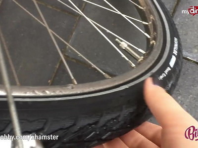 nastolatka w białych stringach ma wyśmienite cyce