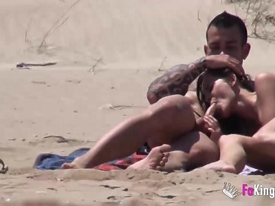 blond amatorka robi striptiz przed kamerką