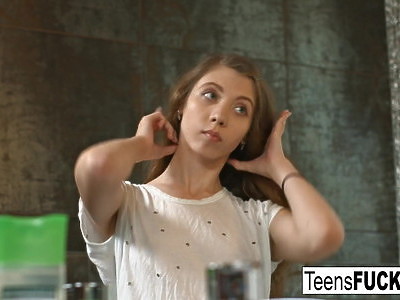 dwie znakomite nastolatki przyssały się do fiuta