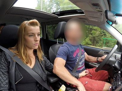 nastolatka z dużą dupcią i niewielkim biustem